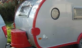 A trailer with a round window

Description automatically generated